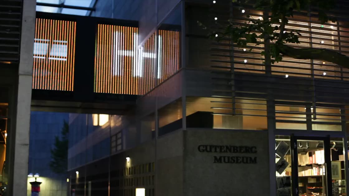 Moving Types Façade &mdash; glowing letters on the LED bars of the glass bridge at the Gutenberg-Museum Mainz