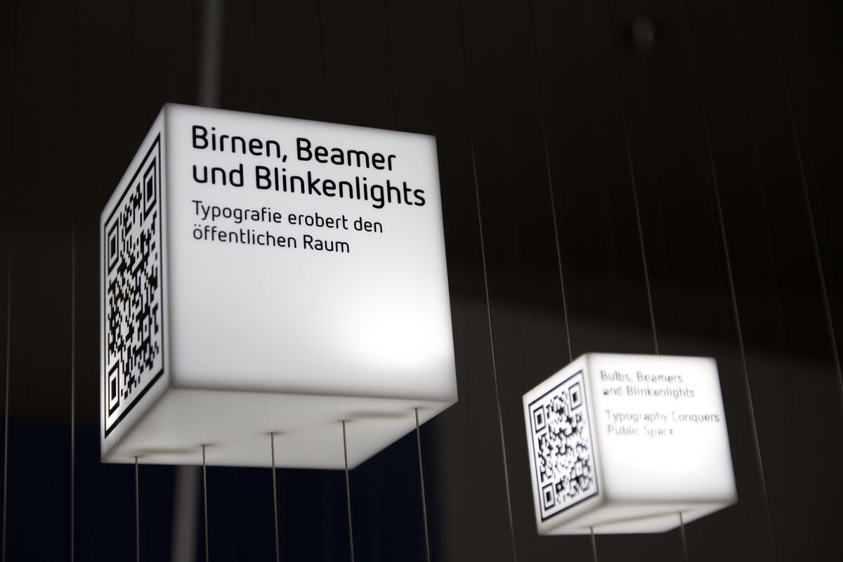 Story cube ‘Birnen, Beamer und Blinkenlights’, with its English version ‘Bulbs, Beamers and Blinkenlights’ on a smaller cube behind