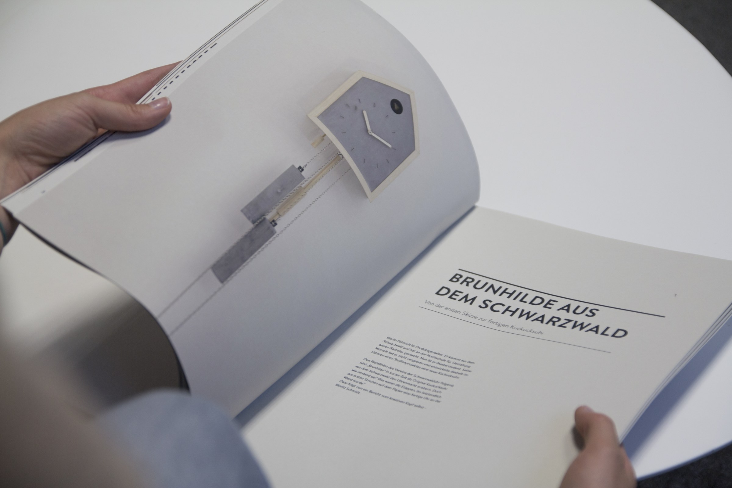 A reader turning to the Brunhilde story in the printed Handgemacht magazine